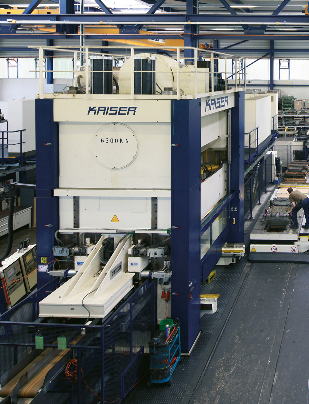 Totale Aufnahme eines 630-Tonnen Stanzautomaten – kraftvolle Industrie-Maschine für Präzisionsstanzen in Metallverarbeitung.